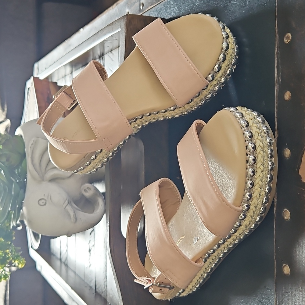 GENTLY USED ADRIENNE VITTADINI  SANDALS